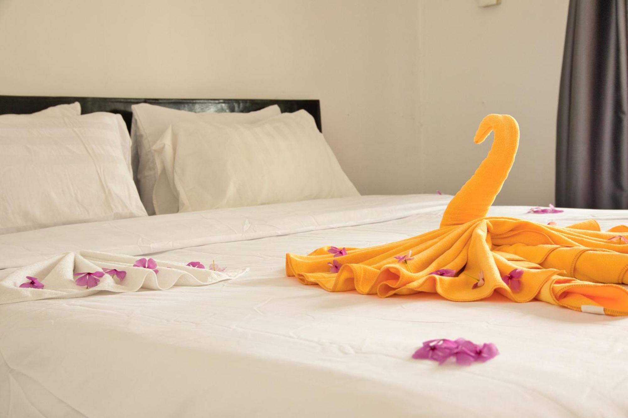 Koh Rong Beach Hostel And Bungalows Kaoh Touch エクステリア 写真